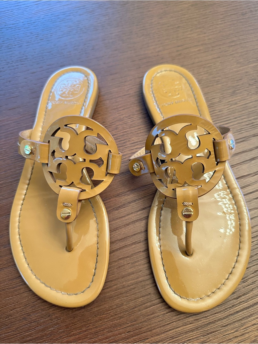 Tory Burch Patent Leather Logo Thong Sandals in Tan